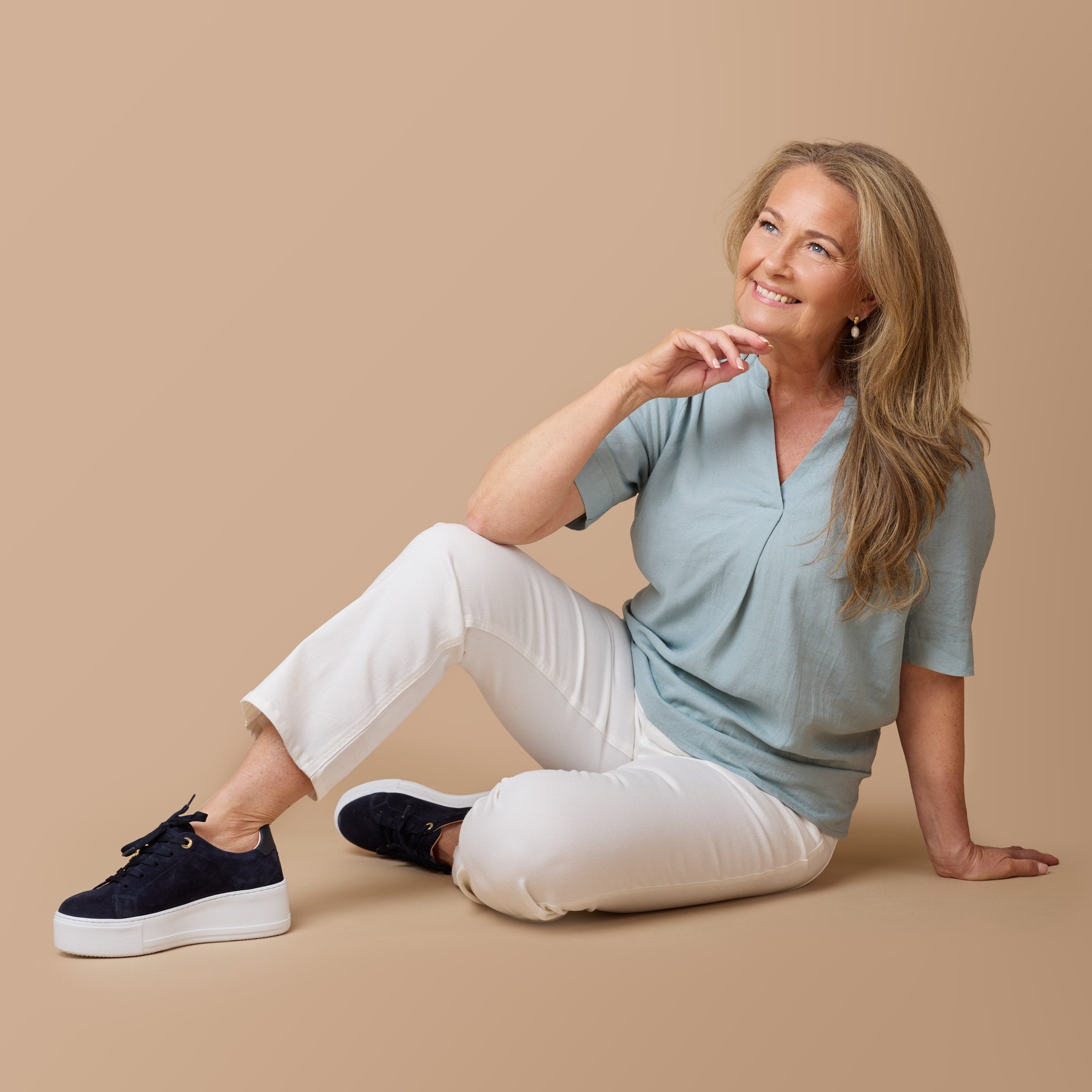 Turkos blus till vita jeans