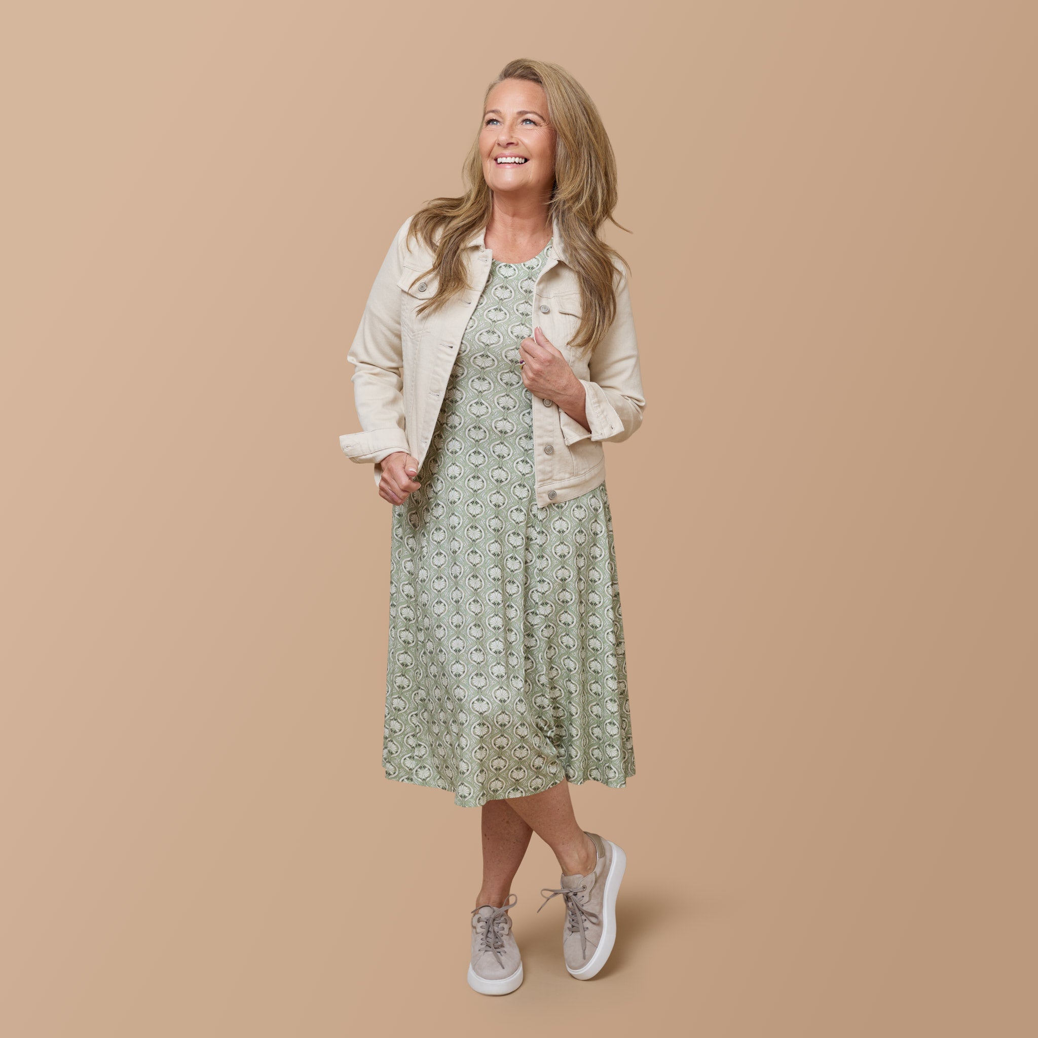 Beige jeansjacka över ljusgrön klänning
