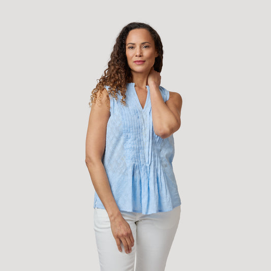Ljuvligt ljusblå blus till vita jeans