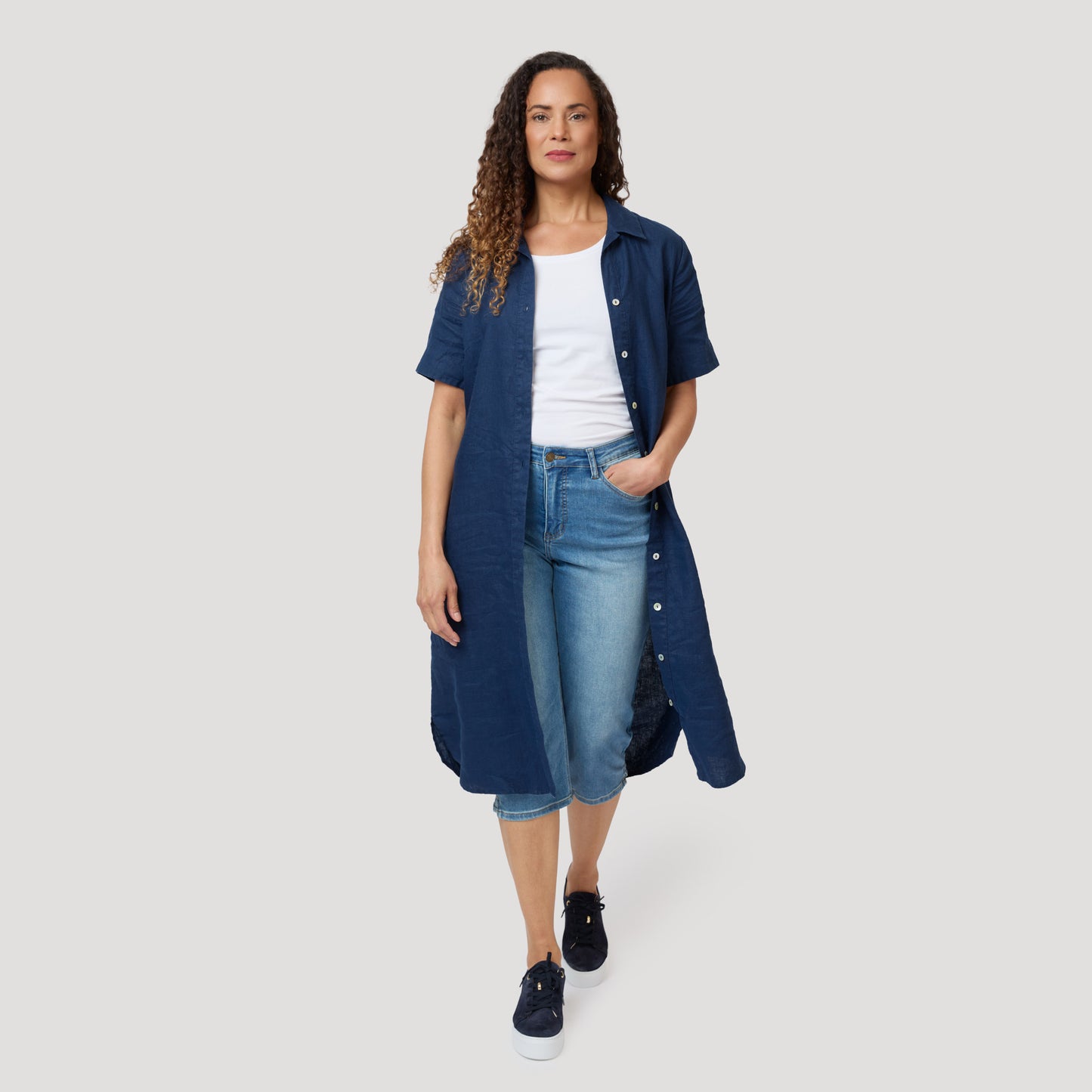 Öppen linneklänning till caprijeans
