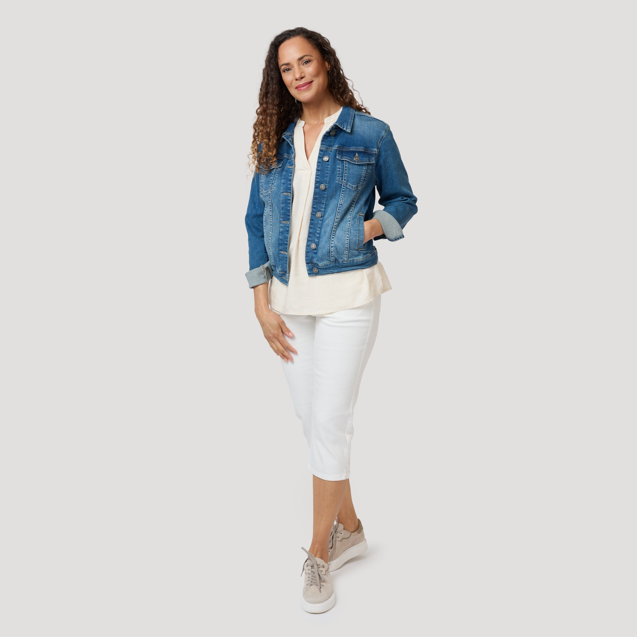 Vita caprijeans till beige blus i linne