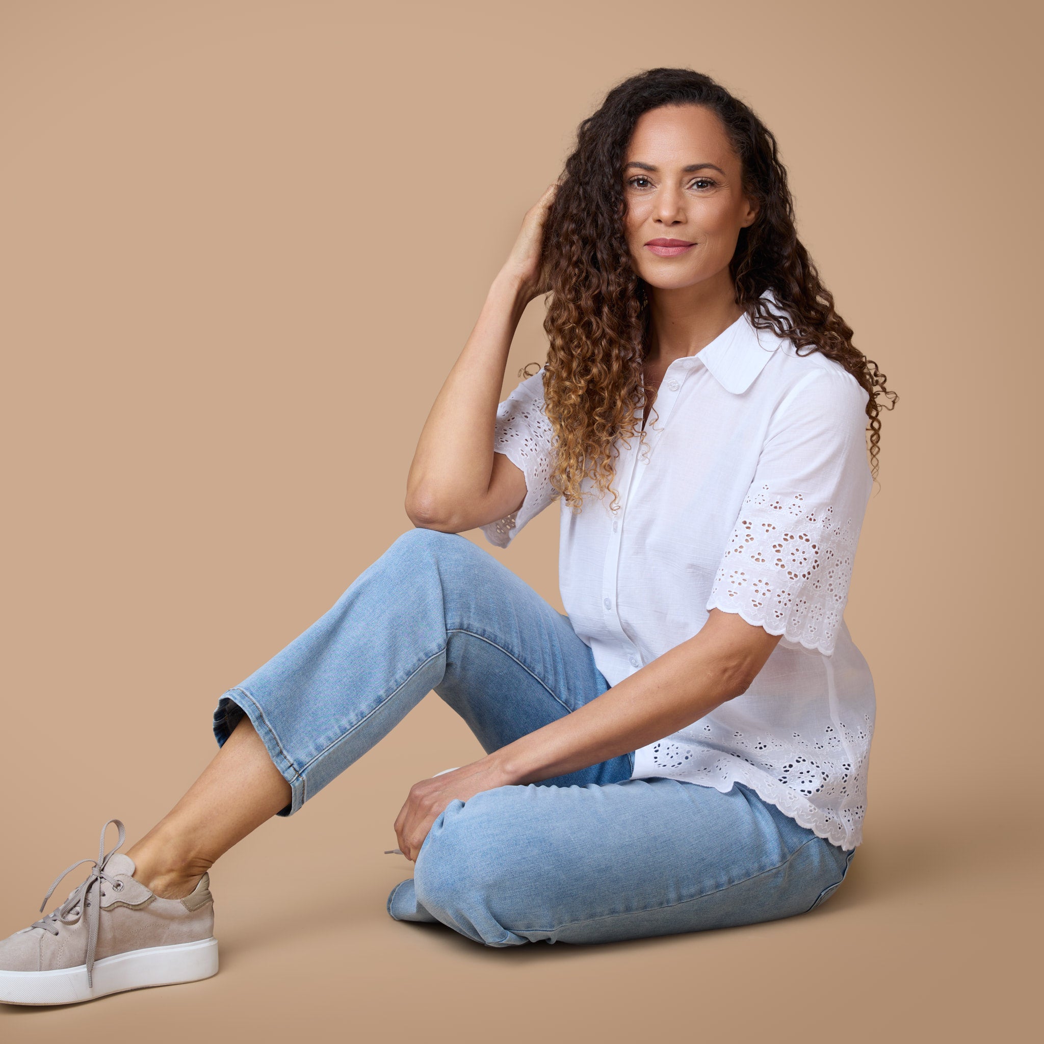 Ljusblåa jeans till vacker brodyrblus