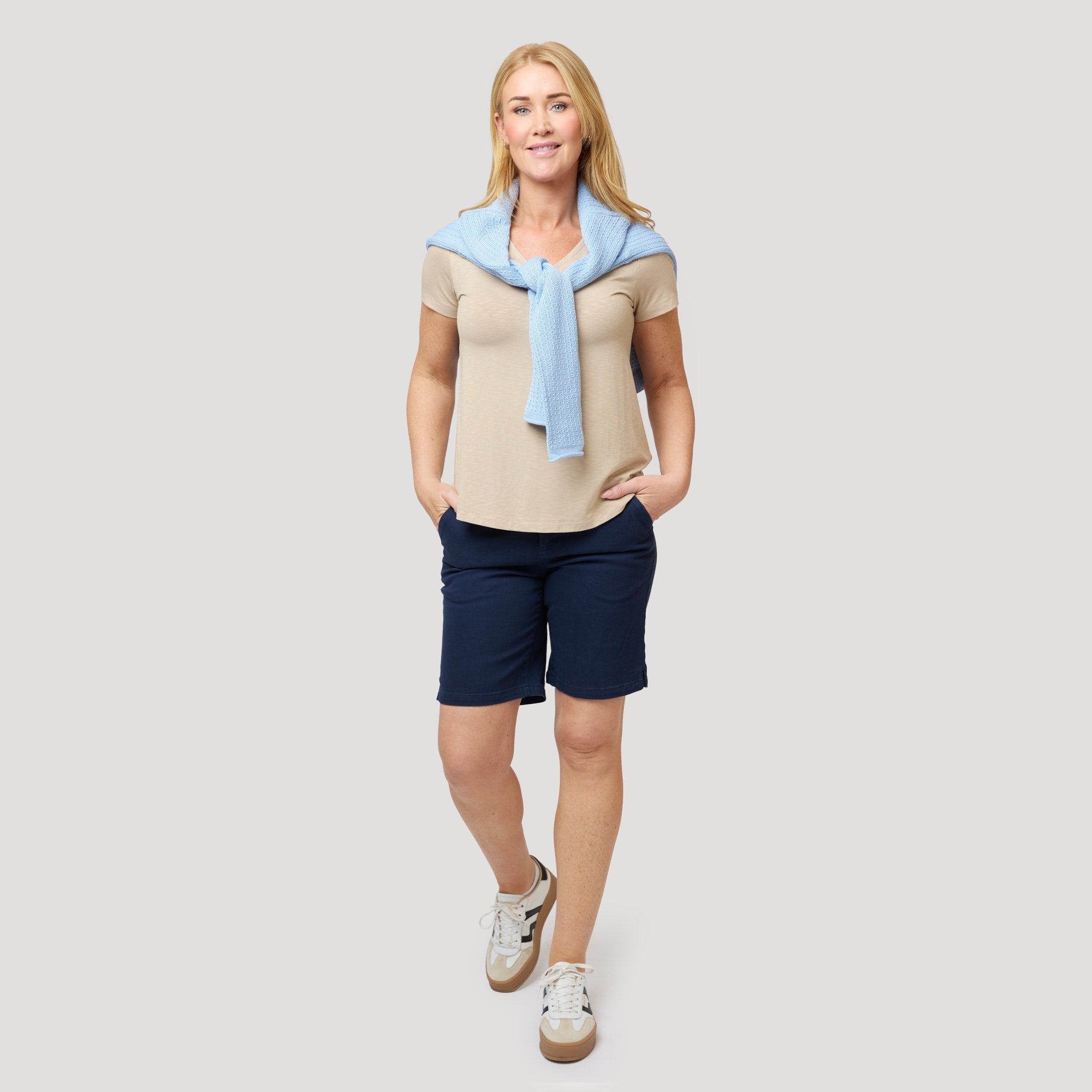 Beige topp och chinoshorts i mörkblått