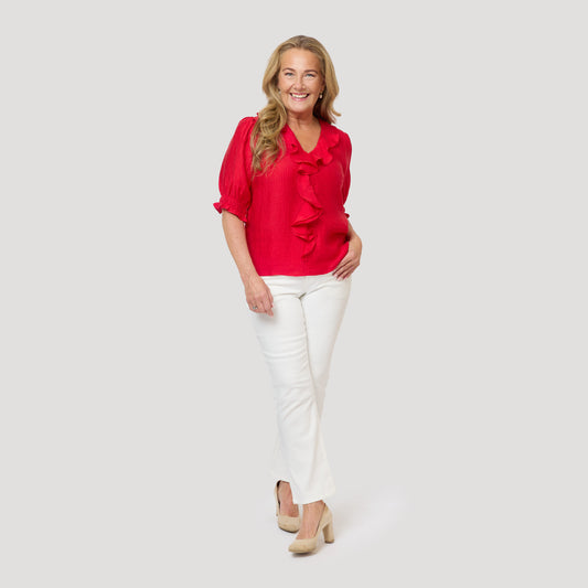 Vita jeans till röd blus med volang