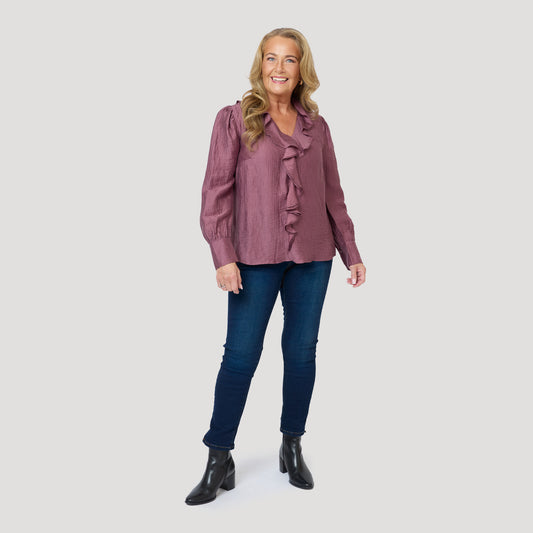 Plommonfärgad blus med volang till mörka jeans