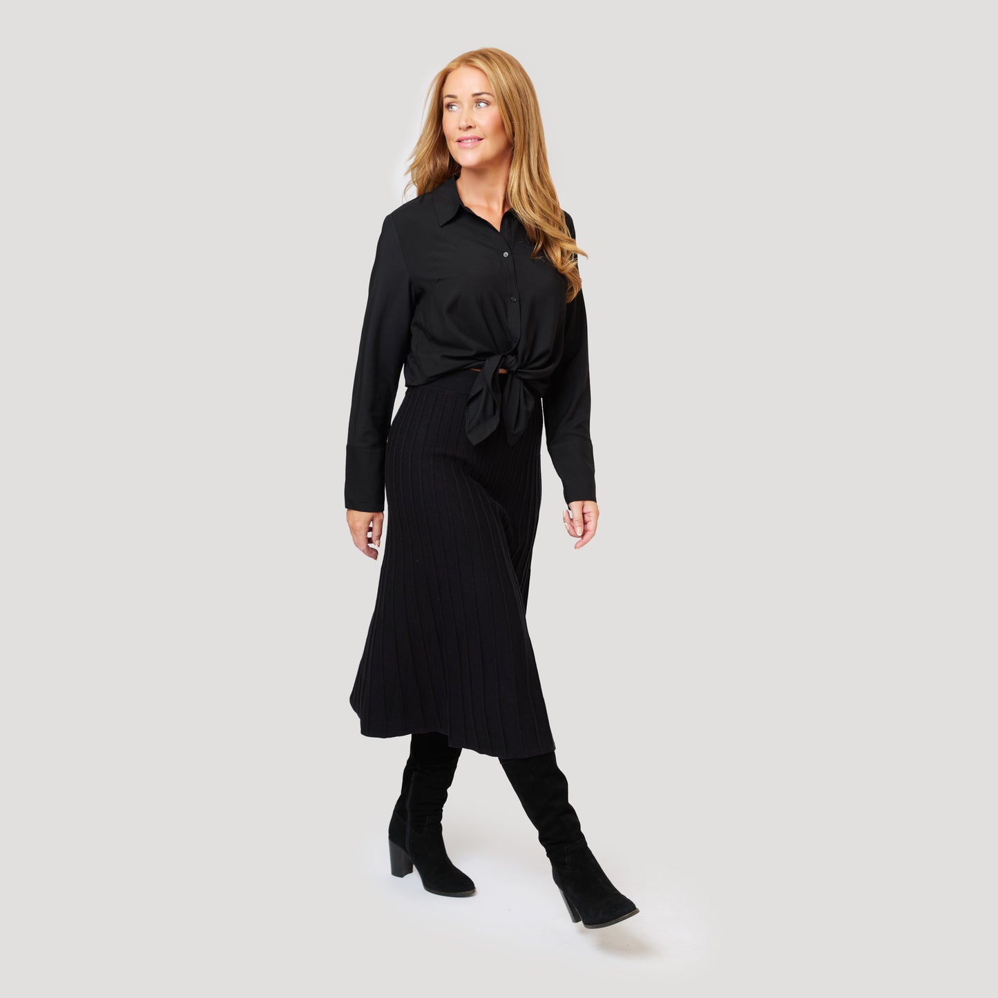 Svart blus till svart stickad kjol