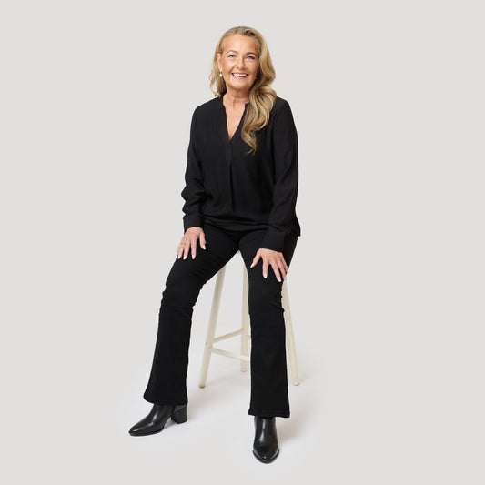 Svart stilren blus till svarta jeans