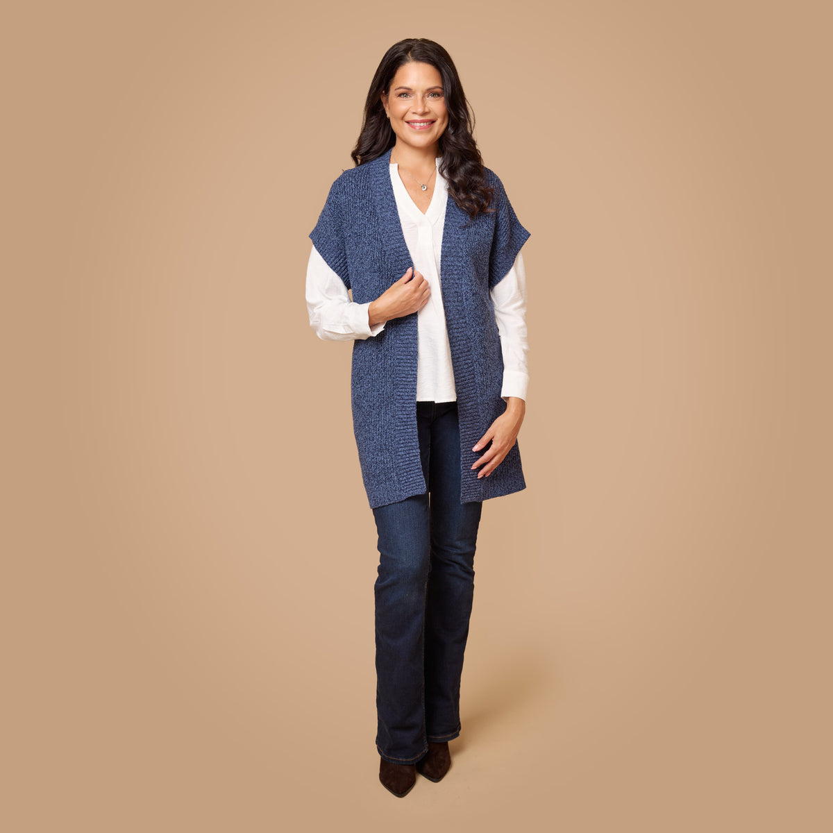 Stilren vit blus under blå öppen cardigan