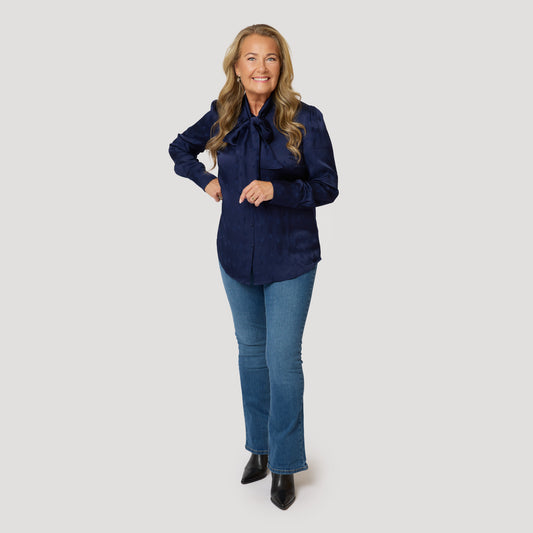 Mörkblå knytblus till jeans
