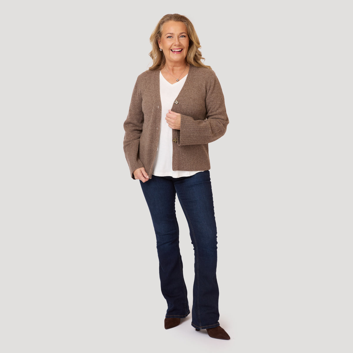 Brun cardigan till mörkblå jeans
