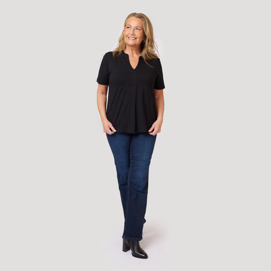 Svart stilren topp till mörkblå jeans