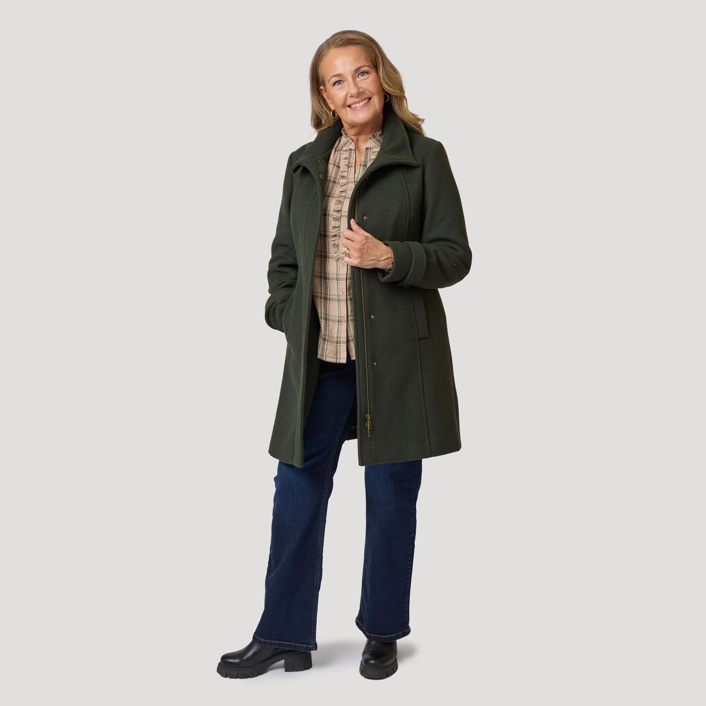 Ruudullinen pusero vihreän takin alla