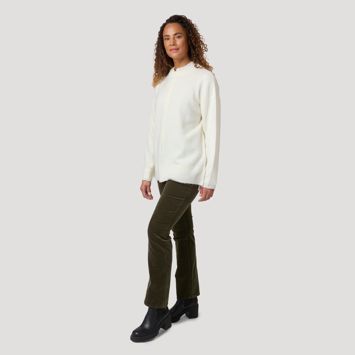 Valkoista vihreiden vakosamettifarkkujen kanssa