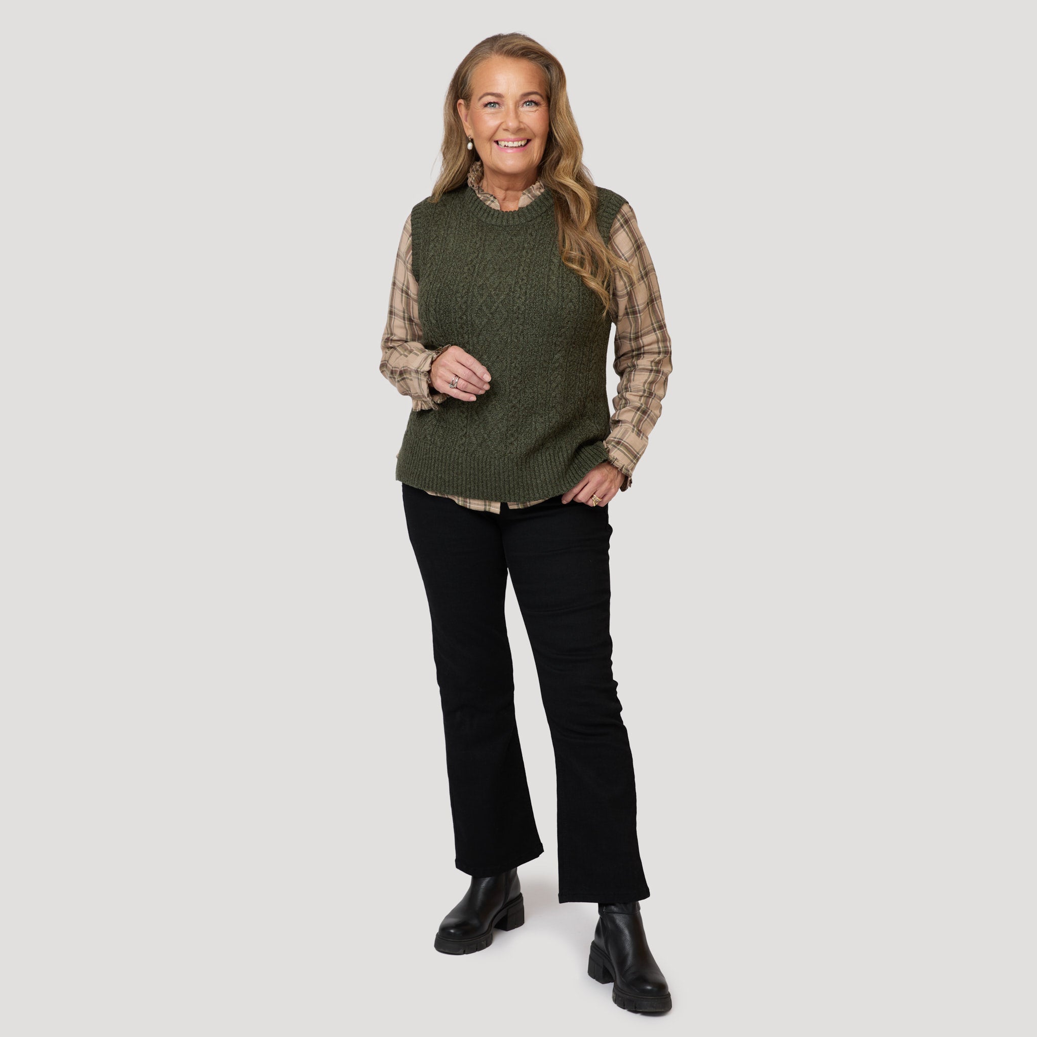 Rutigt under stickad grön väst