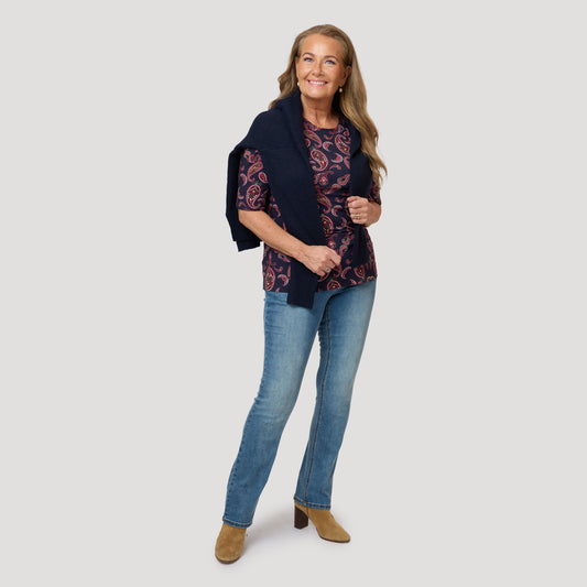 Rundhalsad topp i mörkblå paisley till jeans