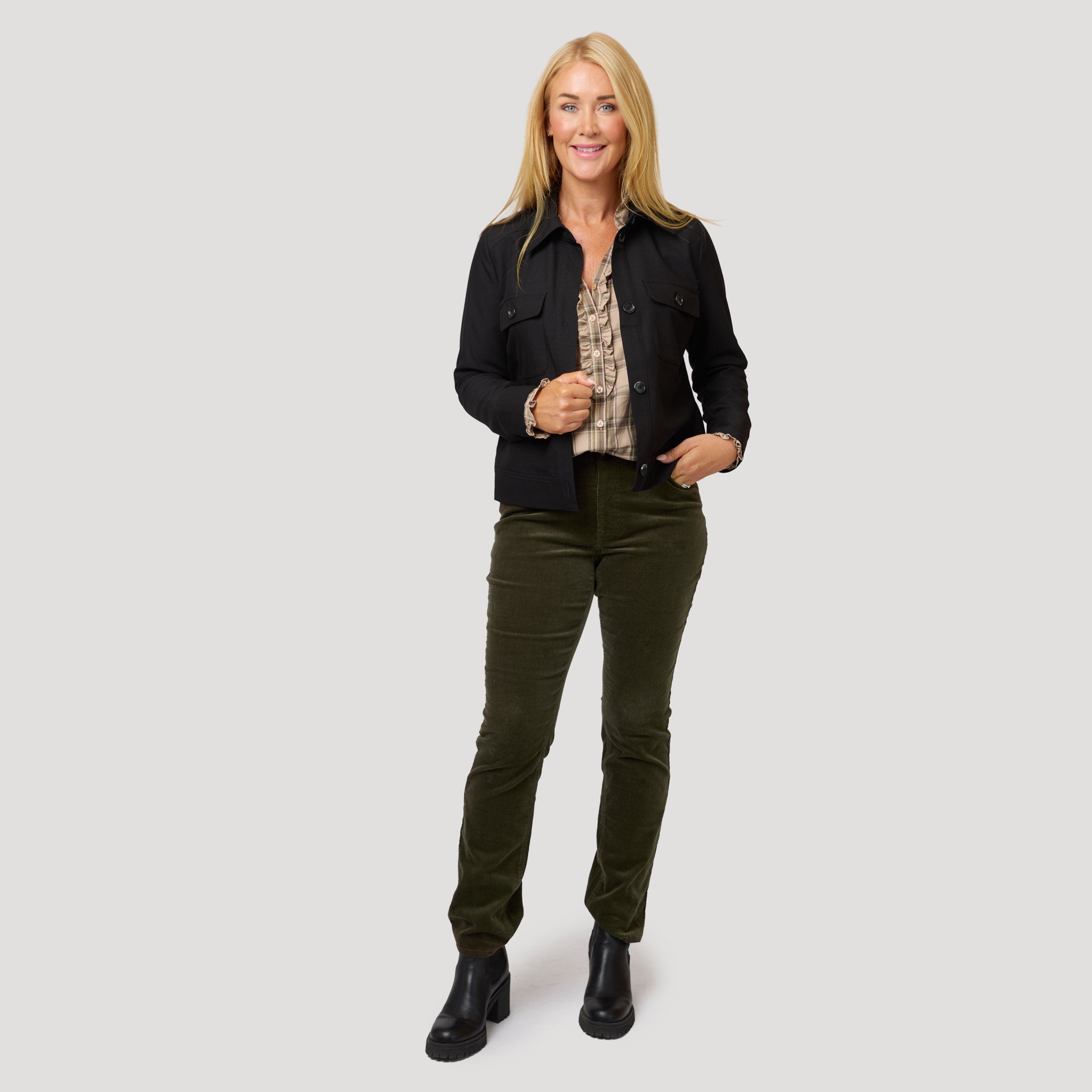 Svart jacka och gröna manchesterjeans