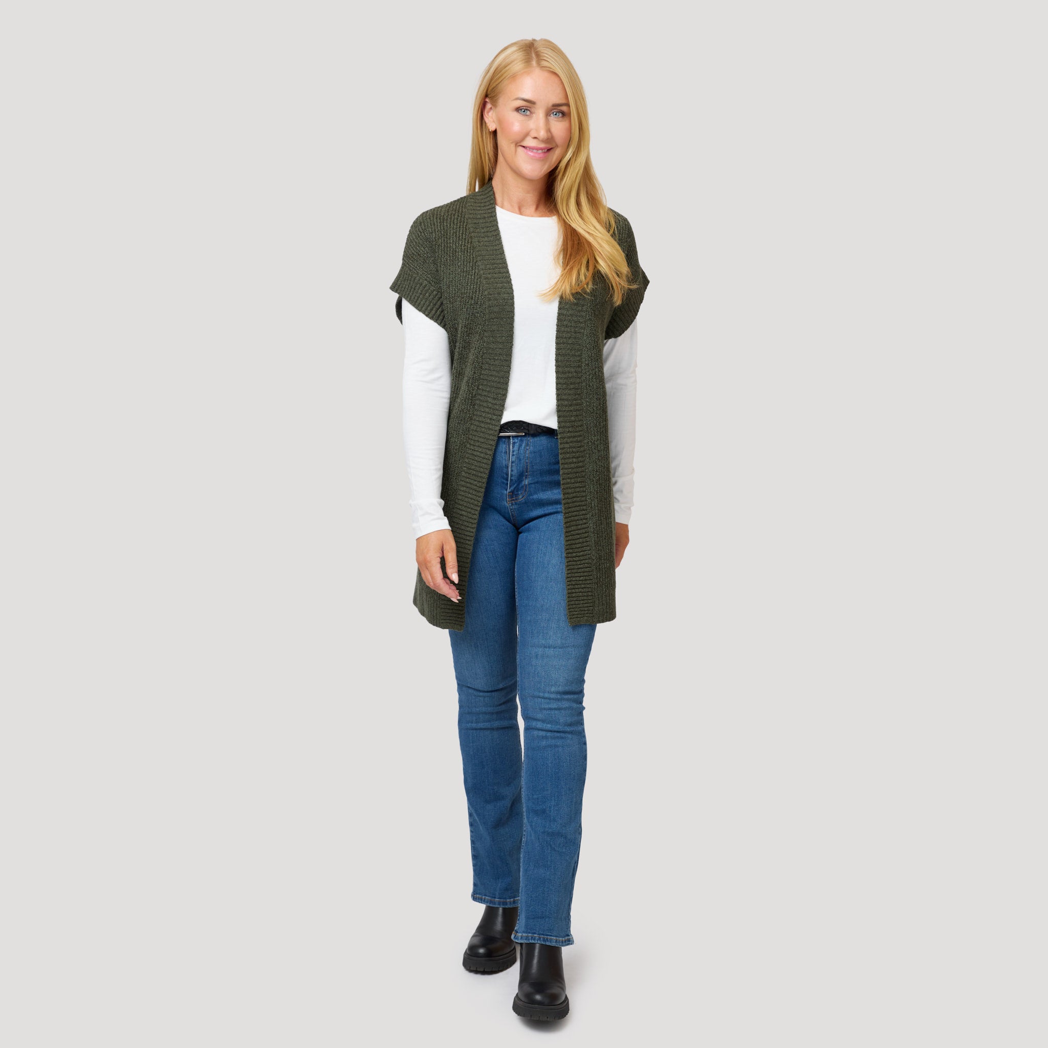 Jeans till vit topp under cardigan i grönt