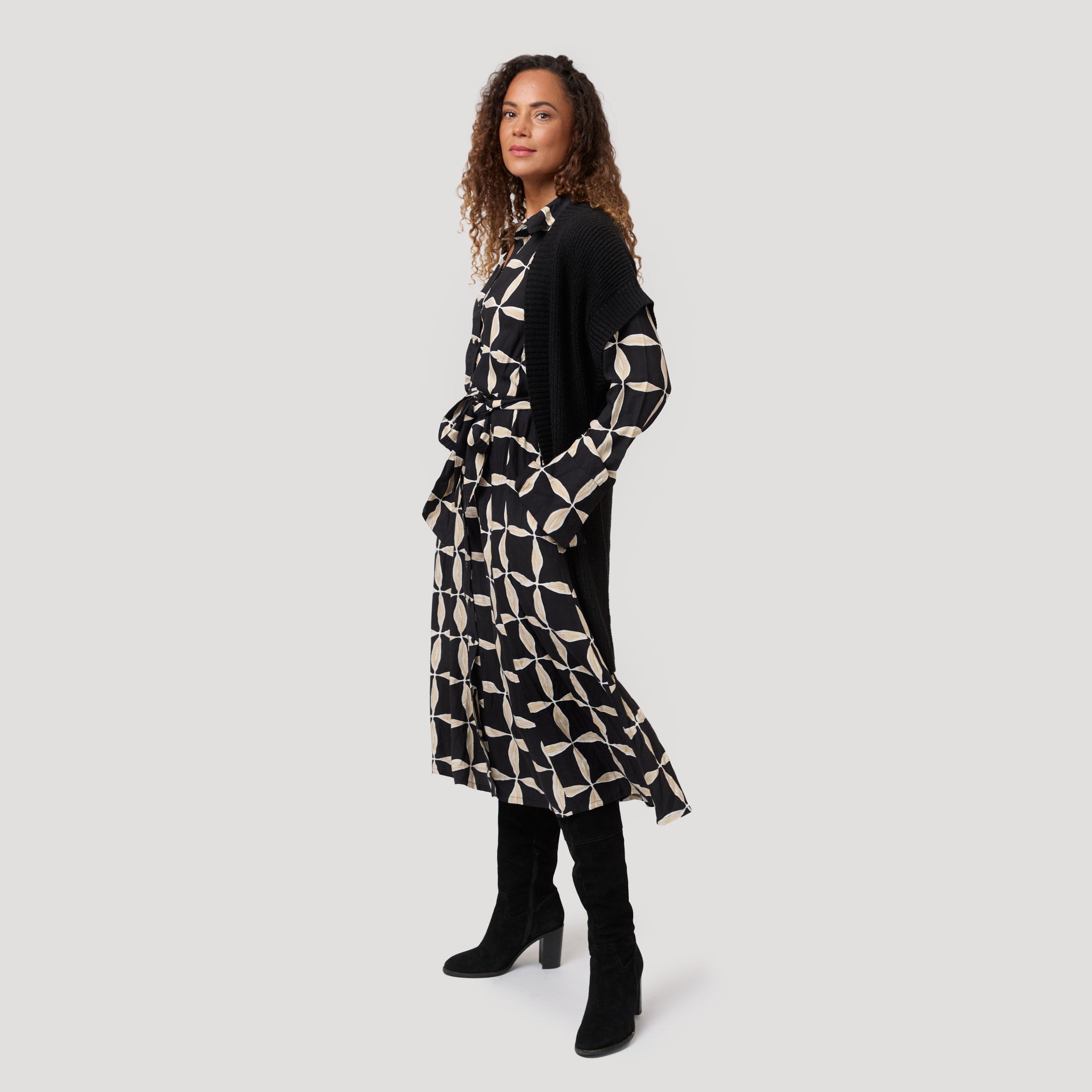 Skjortklänning i stormönstrad med öppen cardigan.