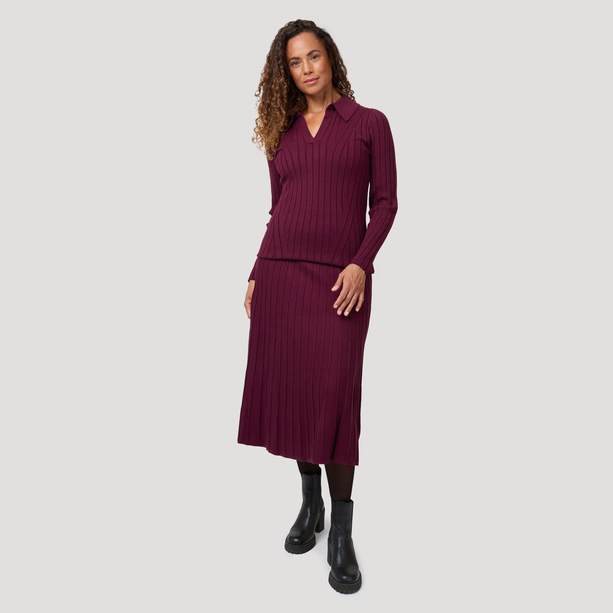 Neulottu asu viininpunaisena