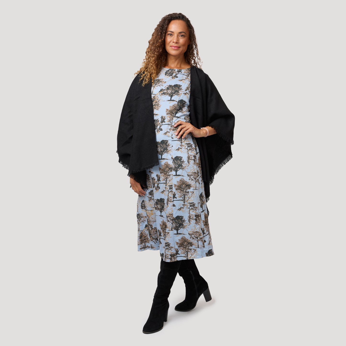 Kaunis kuvioitu mekko avoimen ponchon kanssa