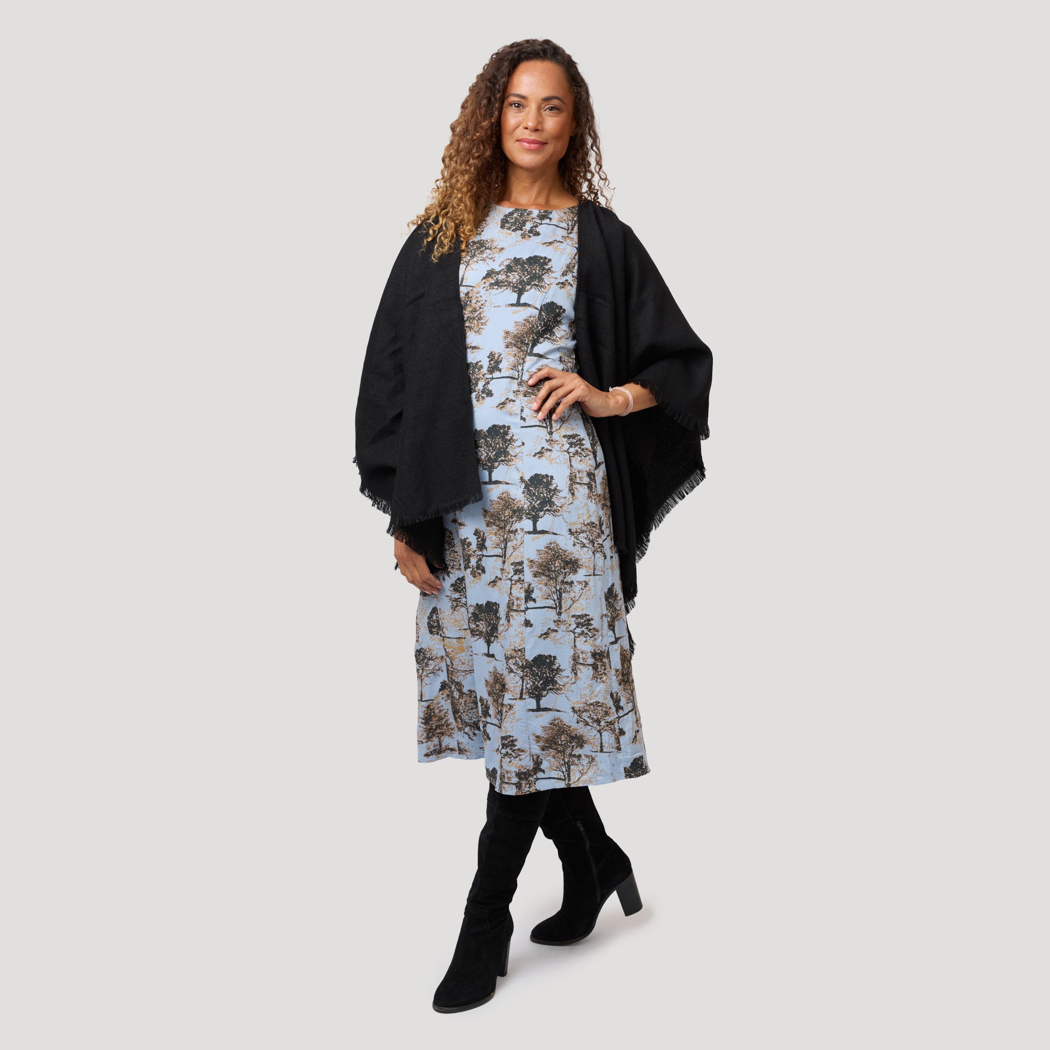 Kaunis kuvioitu mekko avoimen ponchon kanssa