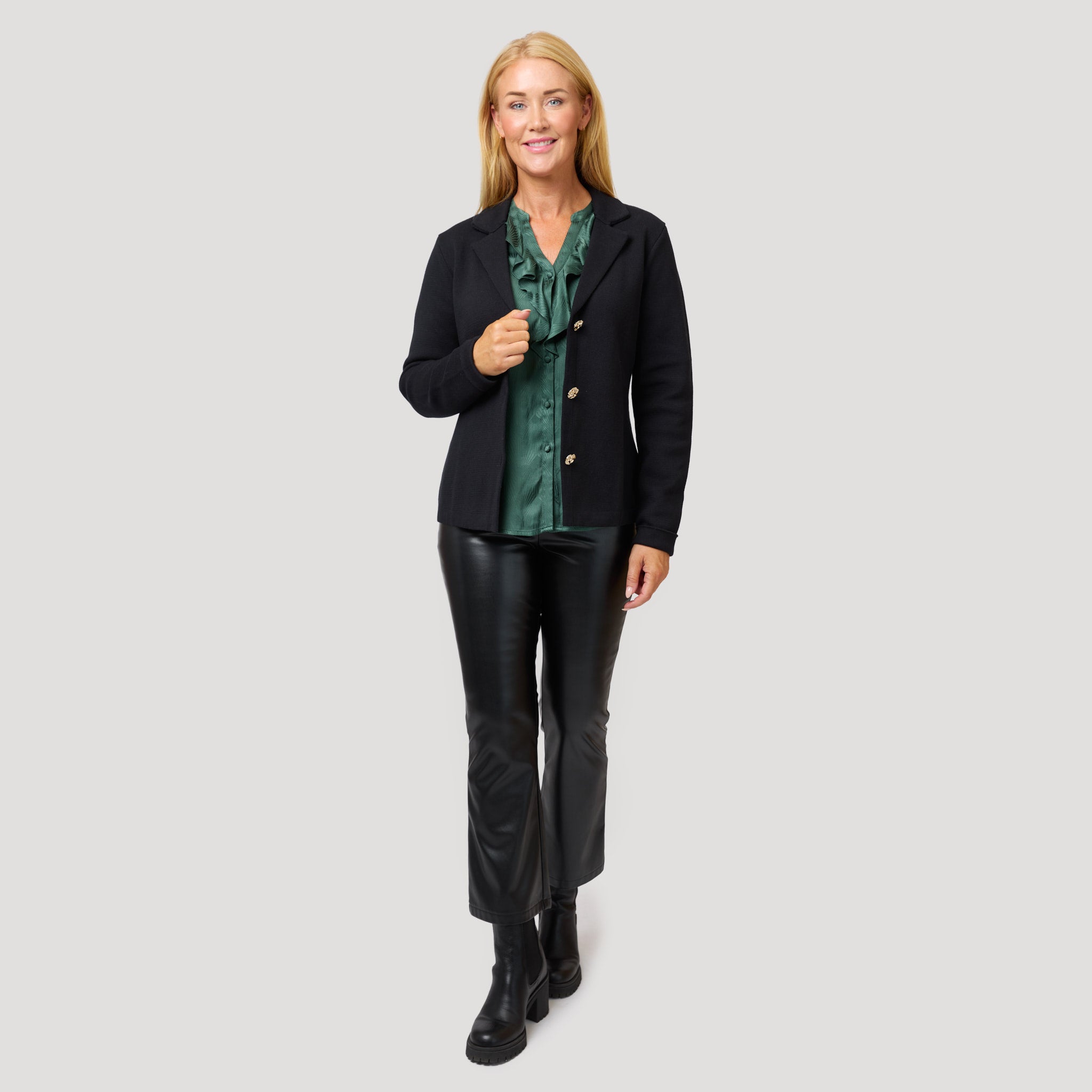 Tuff byxa till grön blus under svart stickad kavaj