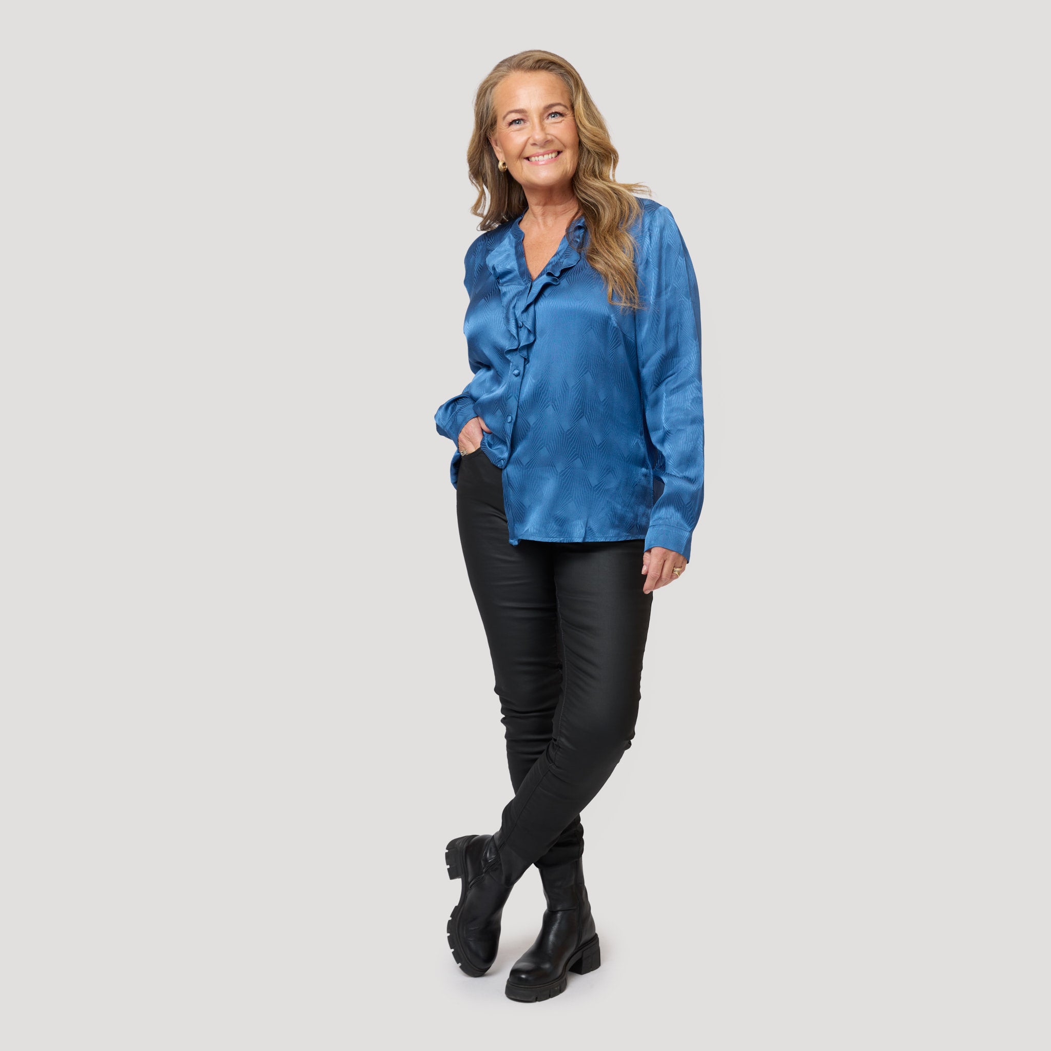 Vahatut housut sinisen volanblusnin kanssa