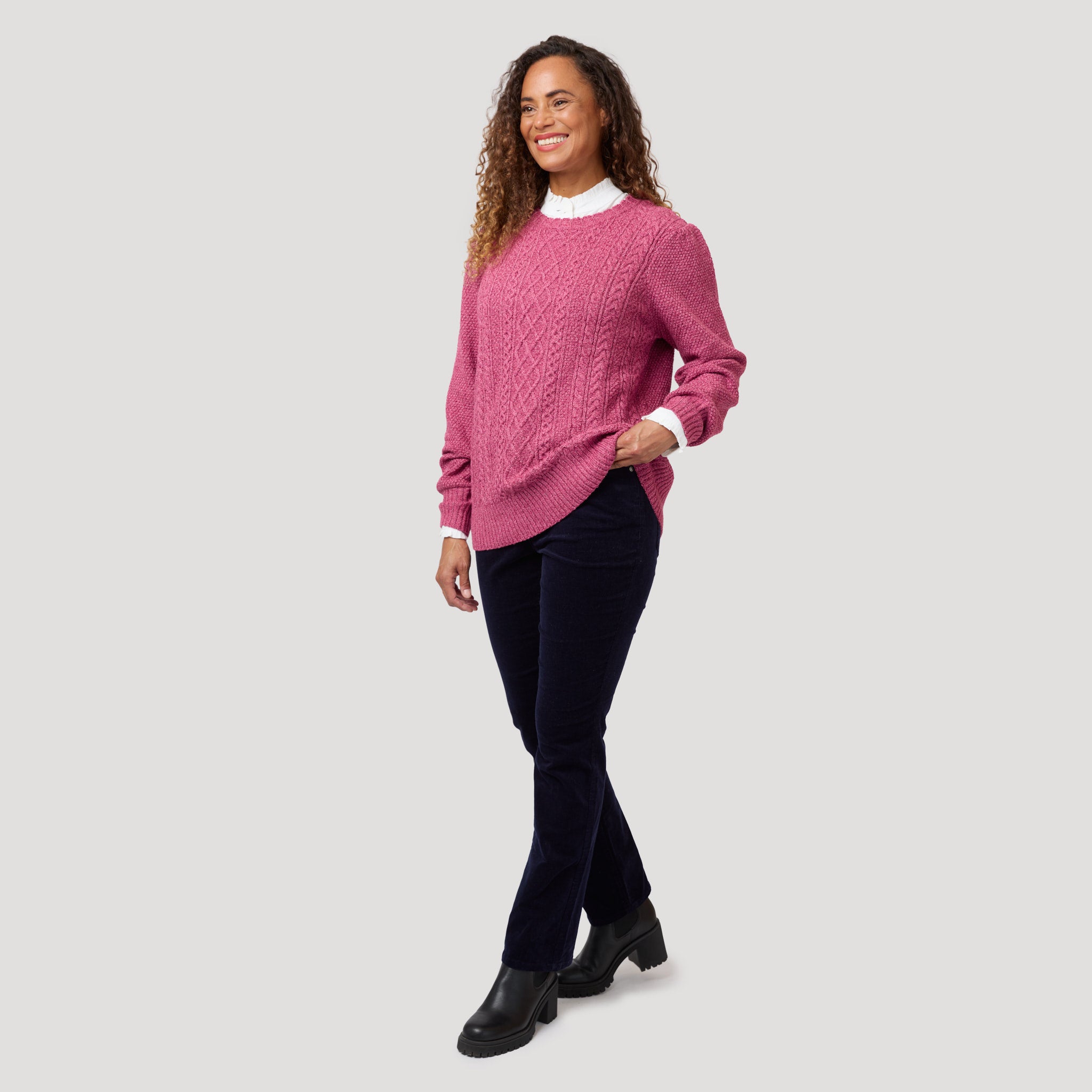 Hallonrosa tröja till mörkblåa manchesterjeans