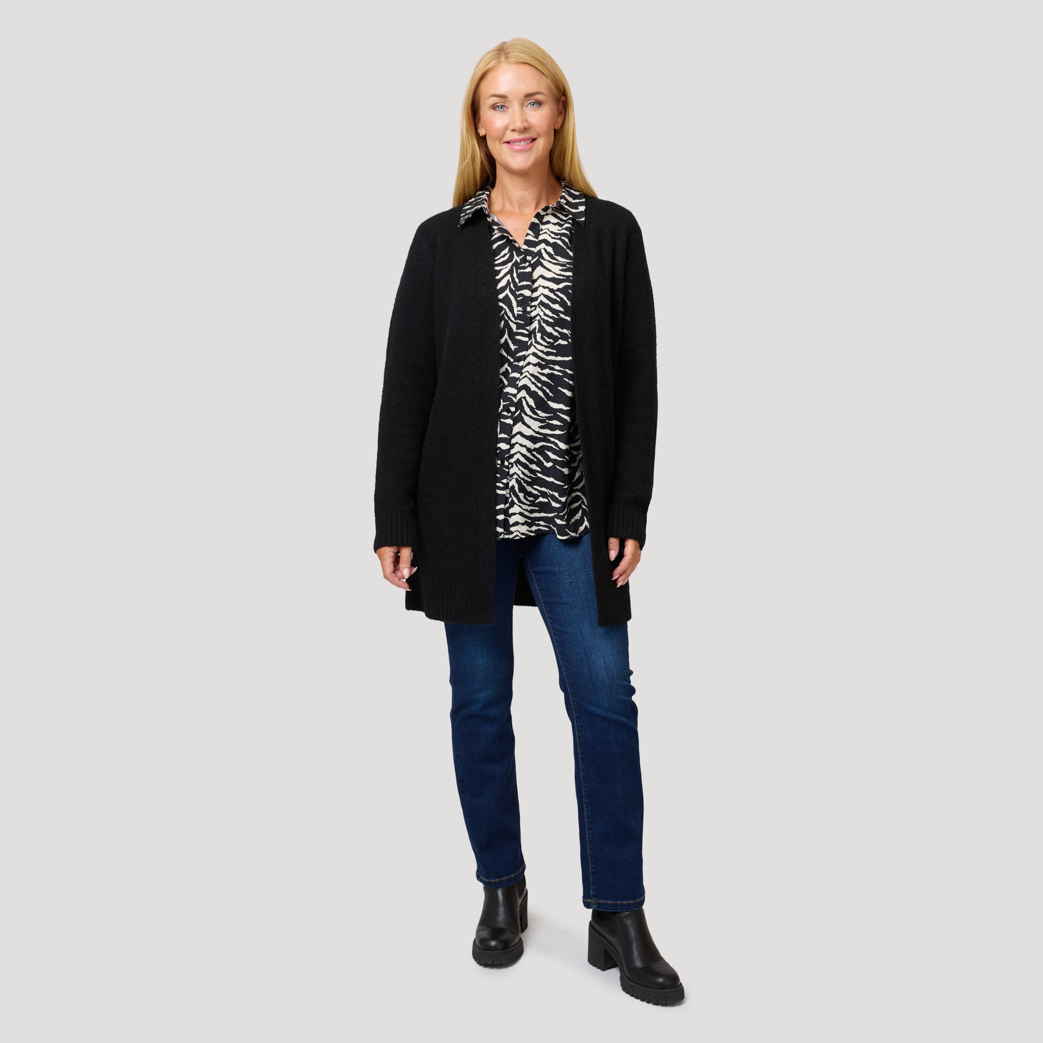 Skjorta i zebramönster till lång svart kofta