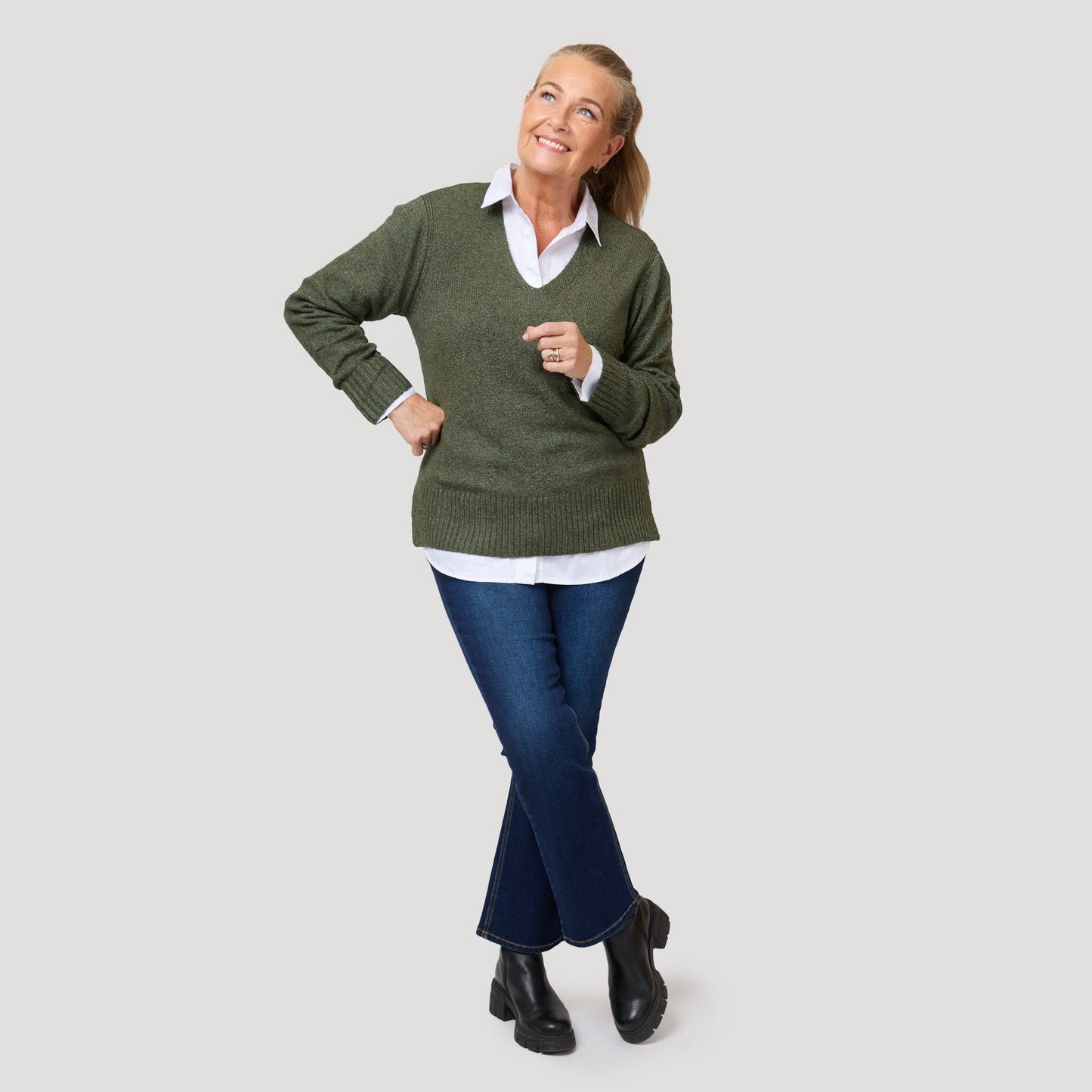 Valkoinen paita ja vihreä v-pääntiepusero