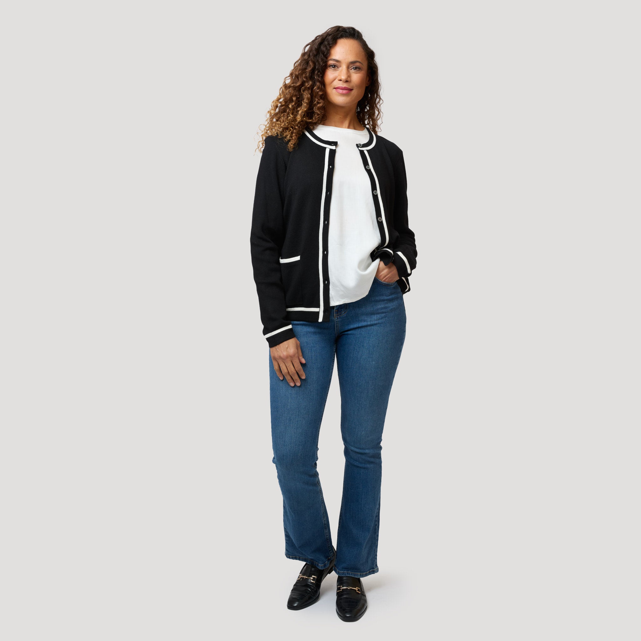 Svartvitt till jeans