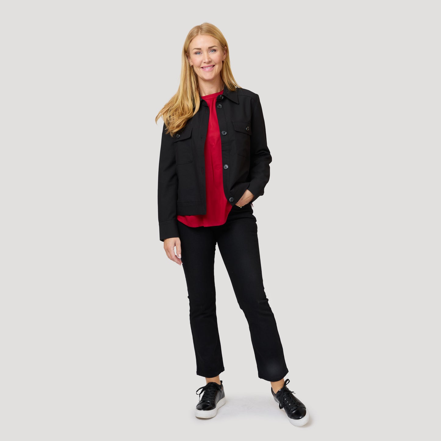 Svart till röd rundhalsad blus