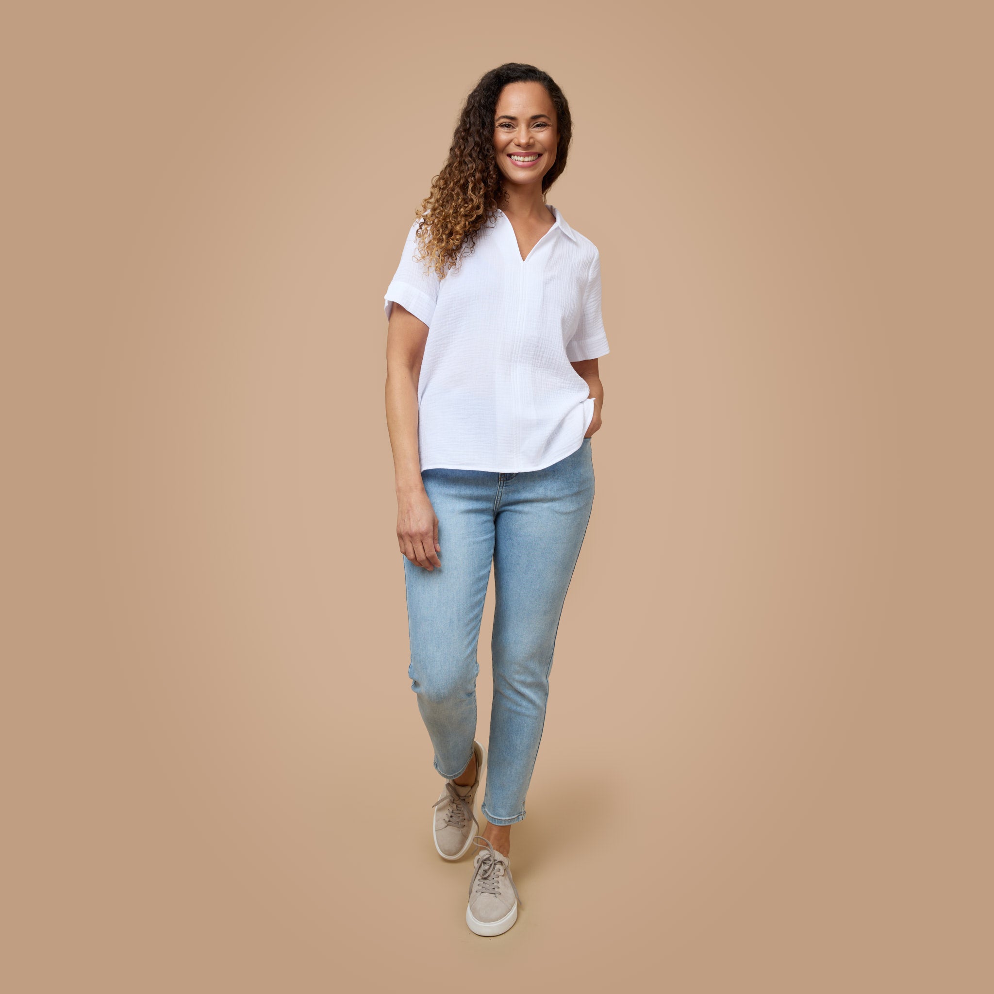 Vit mjuk blus till ljusblåa ankeljeans