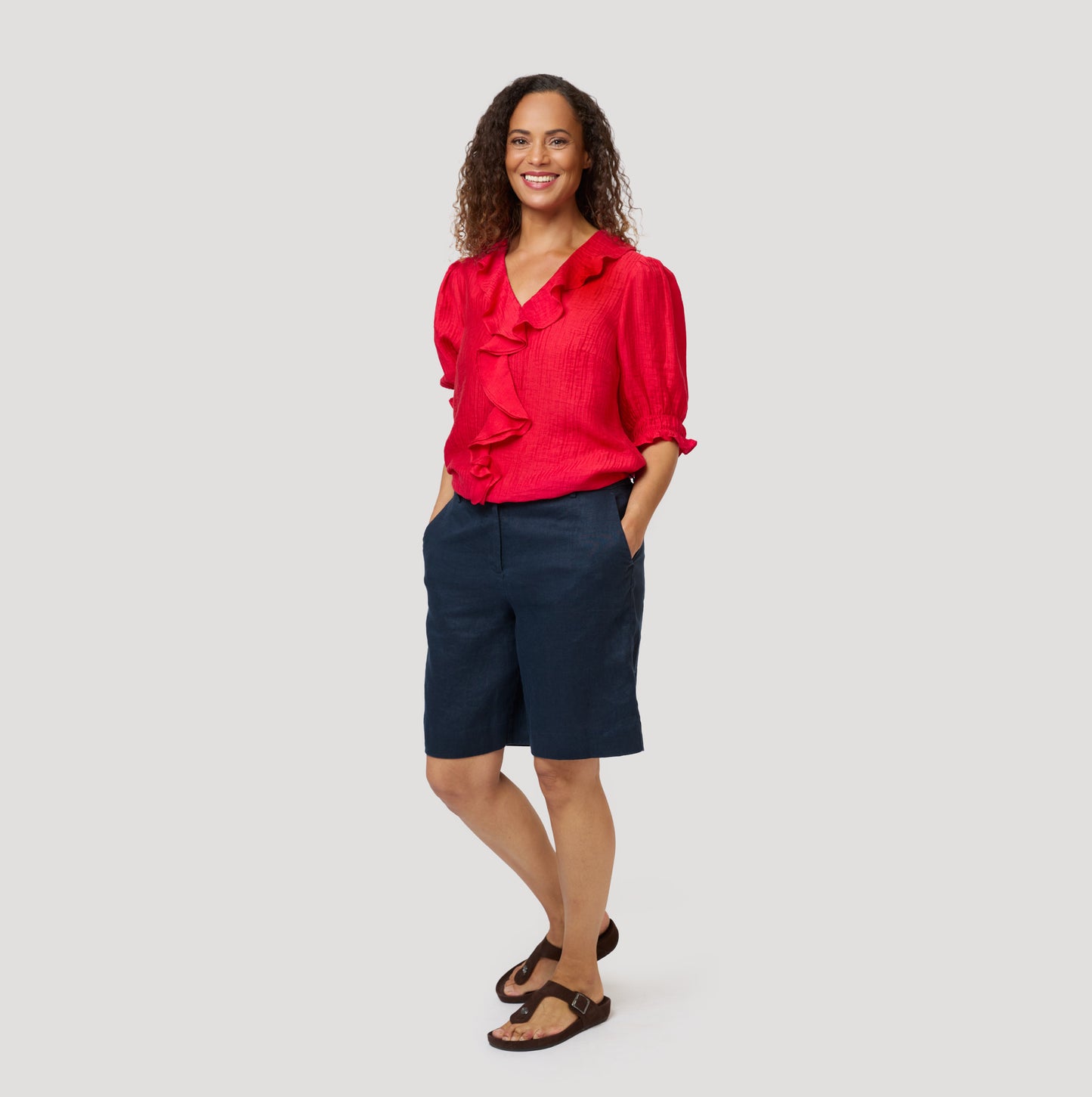 Röd blus till mörkblåa linneshorts