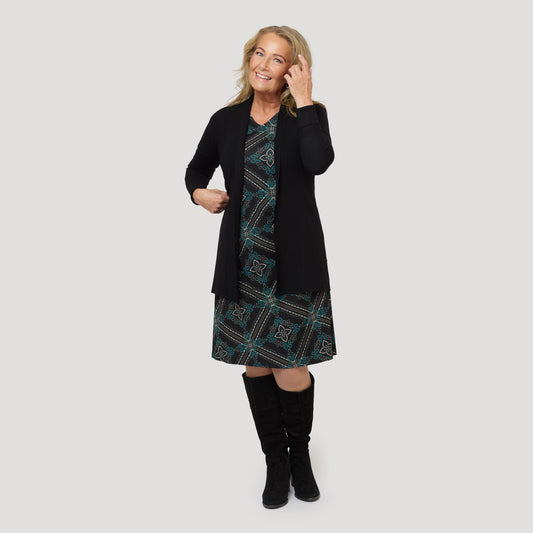 Trikåklänning med drapering under svart cardigan