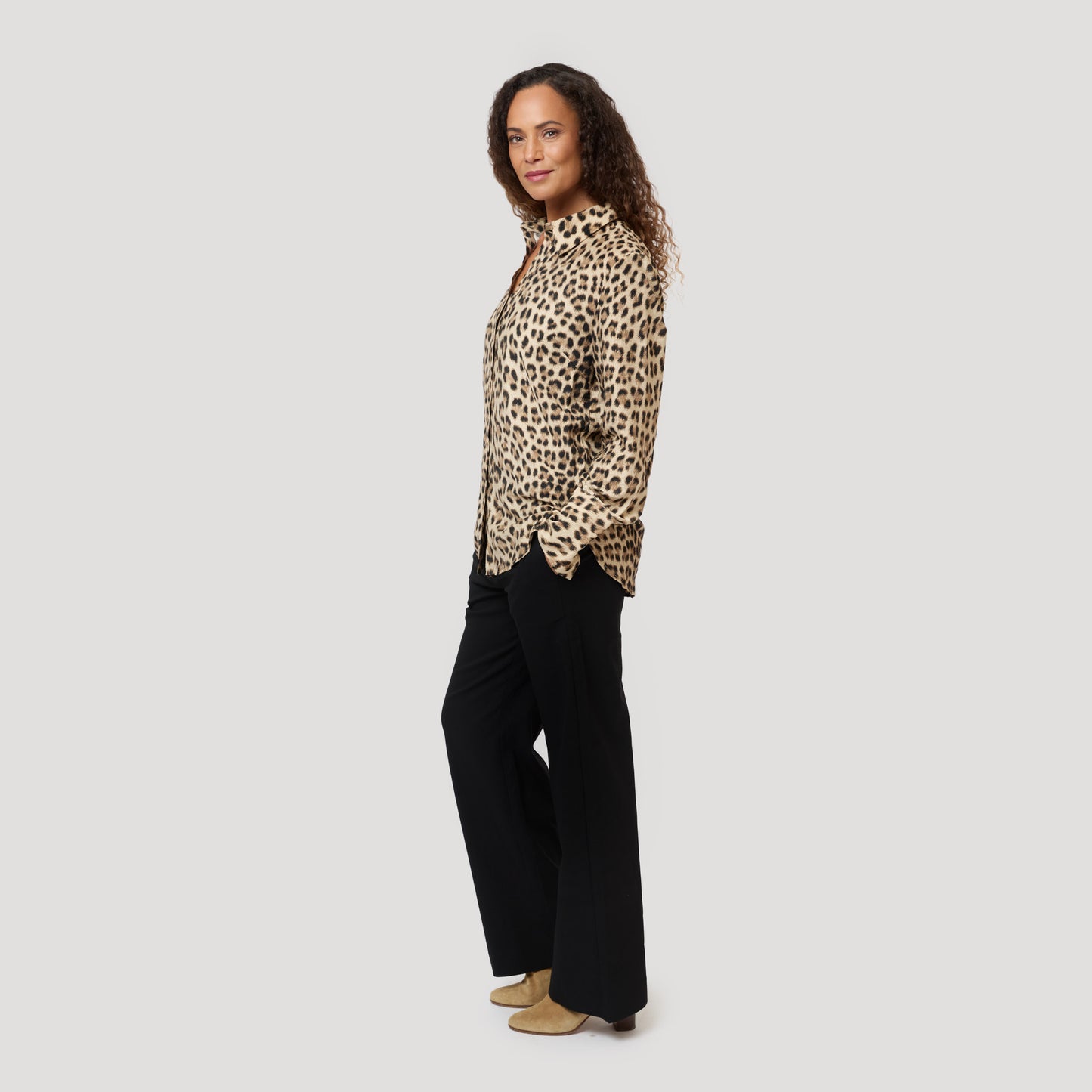 Leopardmönstrad blus till raka svarta byxor