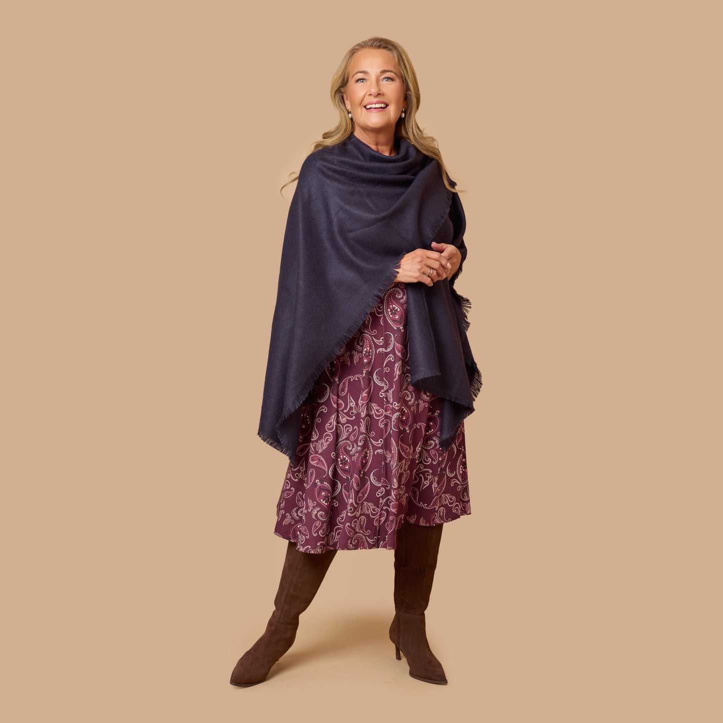 Trikåklänning i plommonfärgad paisley med mörkblå poncho
