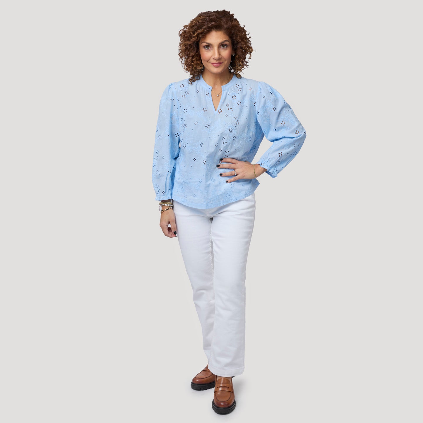 Ljus & fräsch i vita jeans med ljusblå blus