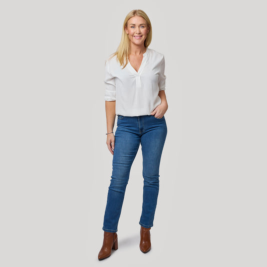 Klassisk outfit med vit blus till jeans