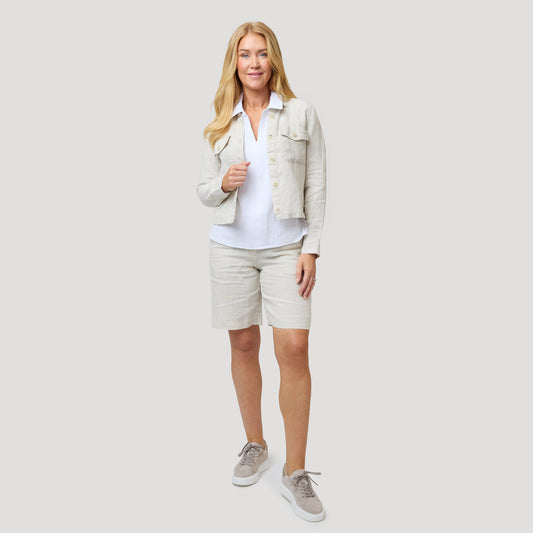 Beige takki ja pellavashortsit