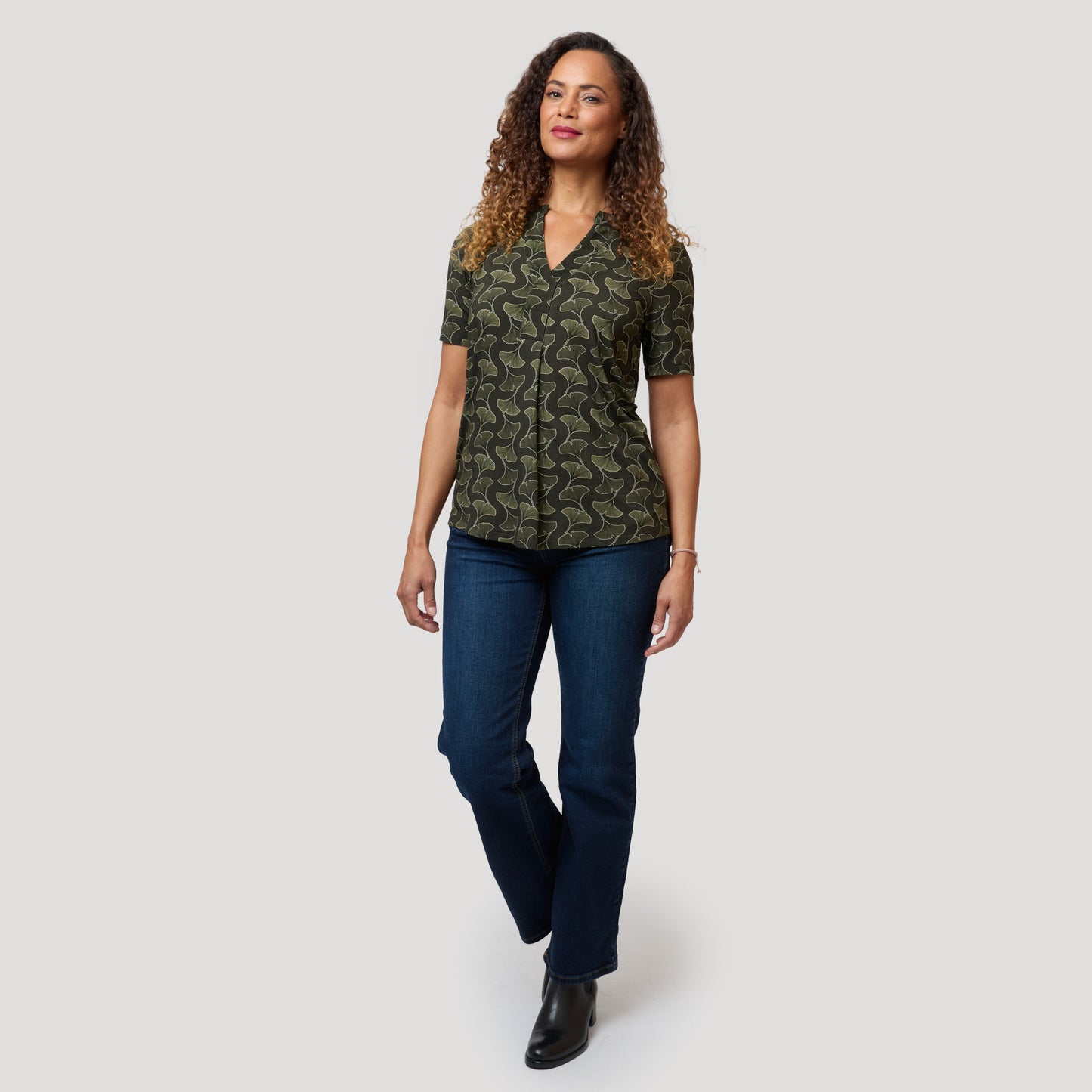 Suorat farkut vihreäkuvioisen topin kanssa